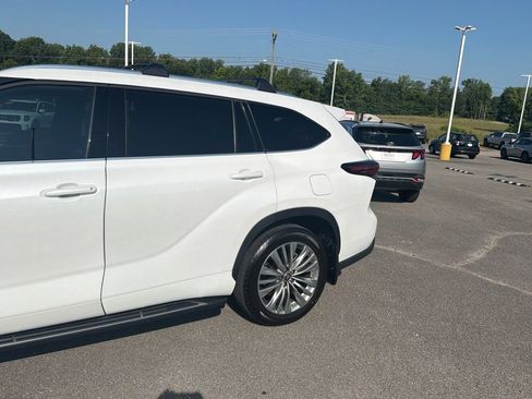 Used 2024 Toyota Highlander Platinum FWD image 3