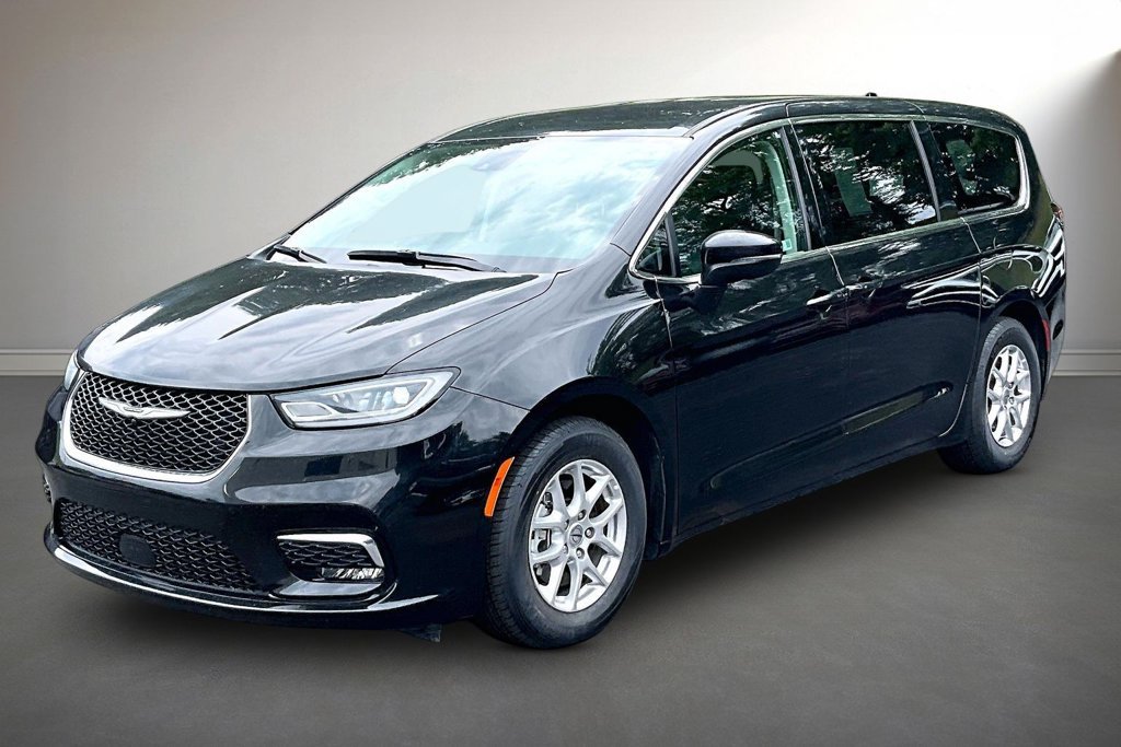 Used 2023 Chrysler Pacifica Touring-L FWD image 3