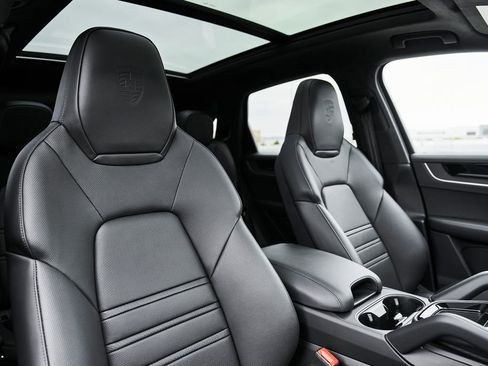 Used 2026 Porsche Cayenne Turbo AWD/4WD image 43