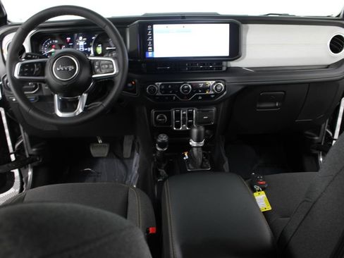 Used 2025 Jeep Wrangler Unlimited Sahara AWD/4WD image 9