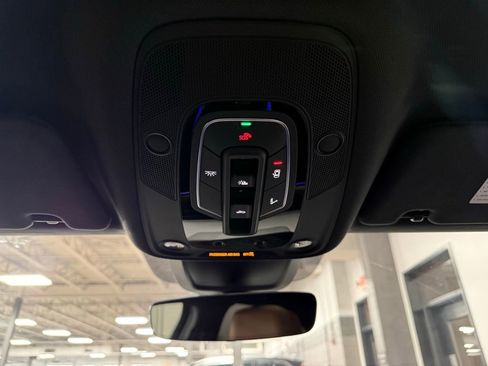 Used 2022 Audi e-tron Prestige w/ Prestige Package image 16