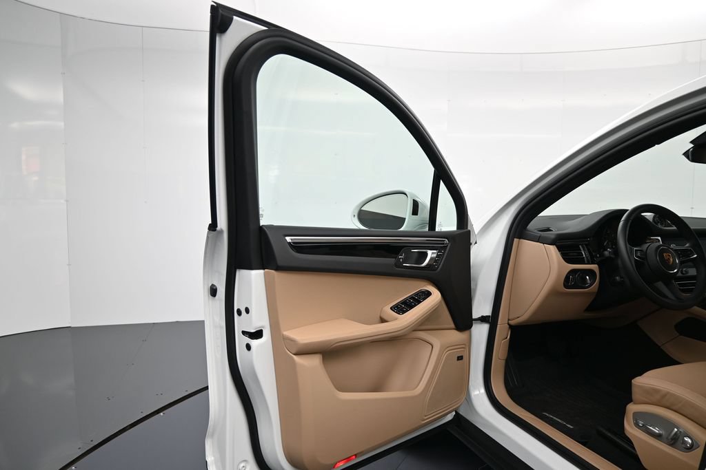 Certified 2026 Porsche Macan AWD/4WD image 16