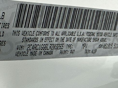 Used 2020 Chrysler Pacifica Limited w/ Tire & Wheel Group FWD image 12