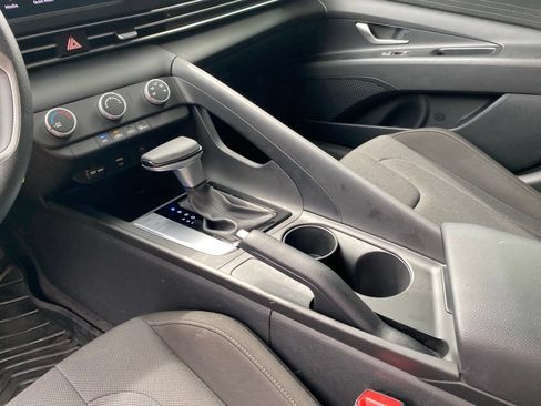 Certified 2025 Hyundai Elantra SE FWD image 13