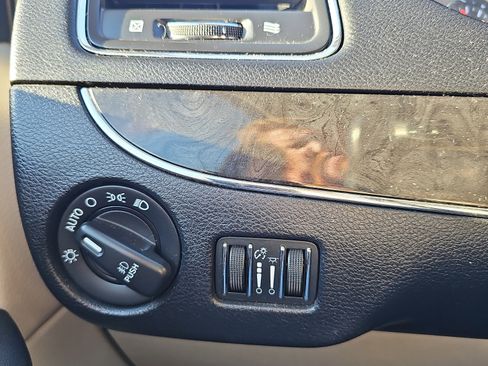 Used 2013 Chrysler Town & Country Touring image 22