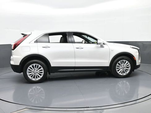 Used 2024 Cadillac XT4 Luxury w/ Cold Weather Package image 7