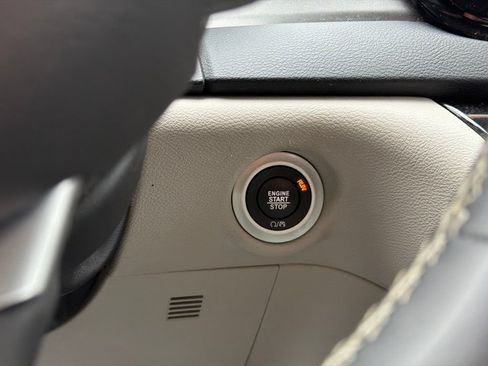 Used 2024 Chrysler Pacifica Touring-L FWD image 34