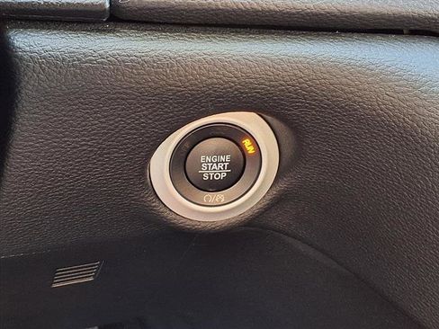 Used 2023 Chrysler Pacifica Touring image 5