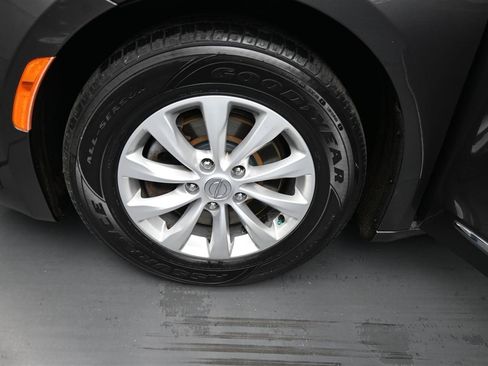 Used 2017 Chrysler Pacifica Touring-L FWD image 17