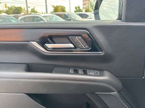 Used 2025 GMC Yukon XL Denali AWD/4WD image 11