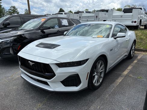Used 2025 Ford Mustang GT Premium RWD image 3