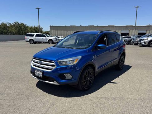 Used 2018 Ford Escape SE w/ SE Sync 3 Package AWD/4WD image 5