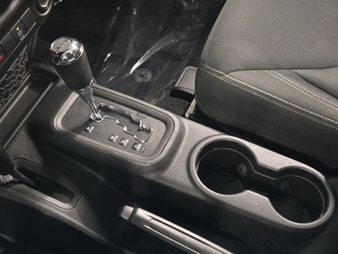 Used 2016 Jeep Wrangler Sahara w/ Connectivity Group image 19