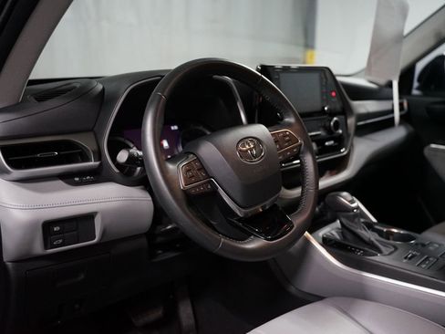 Used 2021 Toyota Highlander XLE AWD/4WD image 7