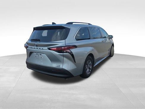 Used 2021 Toyota Sienna LE image 8