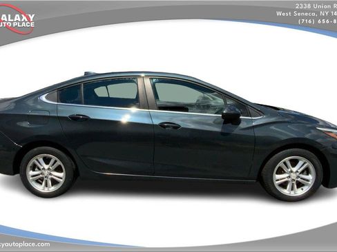 Used 2017 Chevrolet Cruze LT FWD image 4