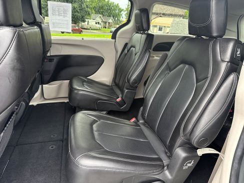 Used 2023 Chrysler Pacifica Touring-L FWD image 7