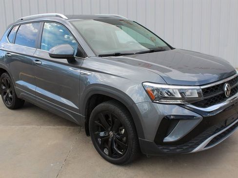 Used 2022 Volkswagen Taos SE w/ Panoramic Sunroof Package image 4