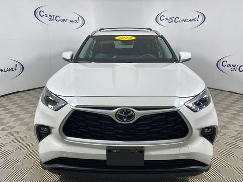 Certified 2024 Toyota Highlander XLE AWD/4WD image 2