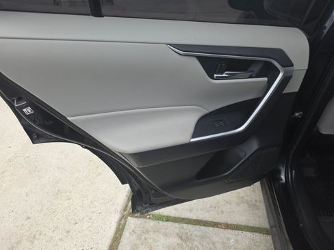 Used 2021 Toyota RAV4 XLE Premium FWD image 8
