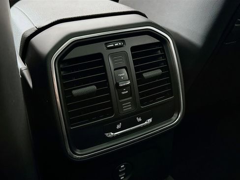 Used 2025 Porsche Macan image 27