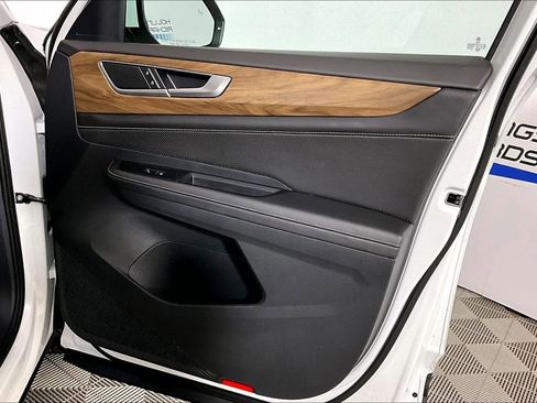 Used 2025 Volkswagen Atlas SE image 19