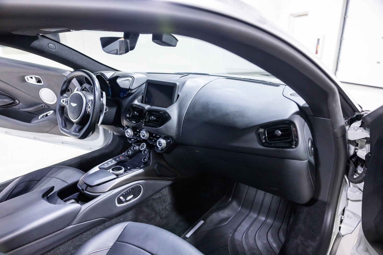 Used 2023 Aston Martin V8 Vantage Coupe RWD image 32