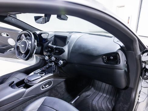 Used 2023 Aston Martin V8 Vantage Coupe RWD image 32
