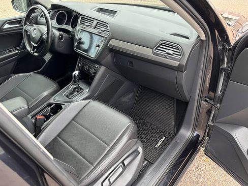 Used 2020 Volkswagen Tiguan SE image 28