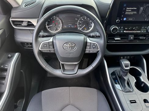 Used 2025 Toyota Highlander LE FWD image 29
