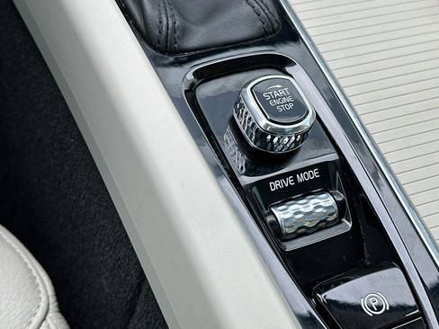 Used 2019 Volvo XC60 T6 Momentum w/ Premium Package image 23