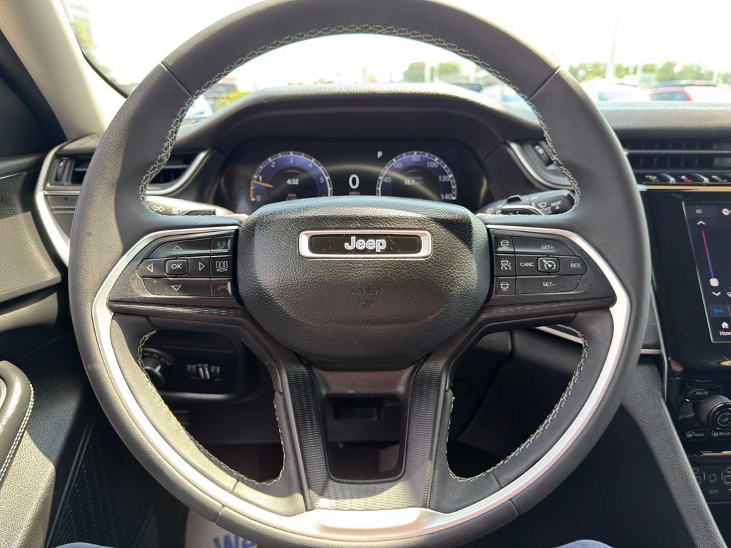 Used 2023 Jeep Grand Cherokee Laredo AWD/4WD image 16