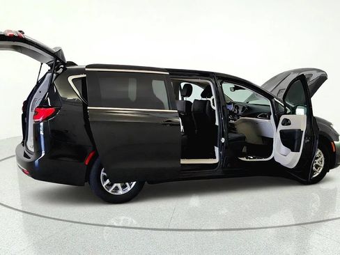 Used 2023 Chrysler Pacifica Touring-L FWD image 12