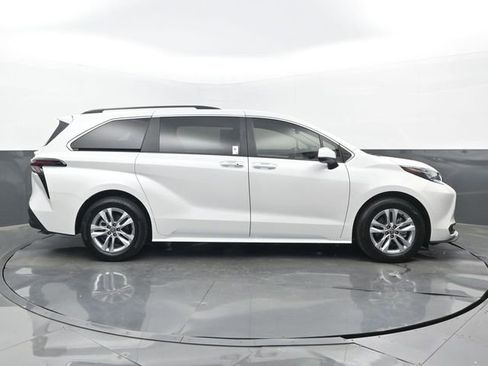 Used 2025 Toyota Sienna XLE w/ XLE Plus Package image 2