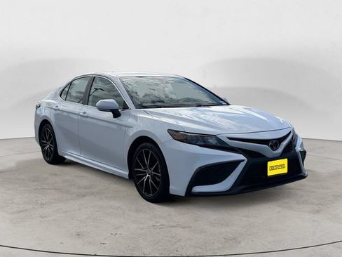 Used 2024 Toyota Camry SE FWD image 3