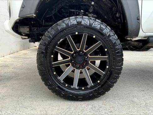 Used 2017 Toyota Tacoma SR5 AWD/4WD image 9