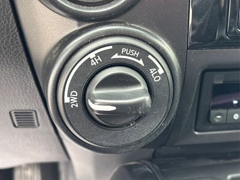 Used 2024 Nissan Titan SV w/ SV Convenience Package image 35