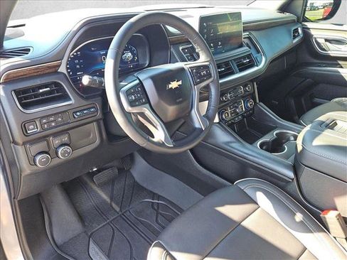 Used 2024 Chevrolet Suburban Premier image 9