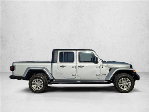 Used 2023 Jeep Gladiator Sport image 4