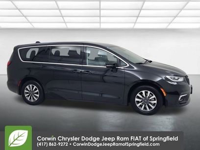 Used 2024 Chrysler Pacifica Select