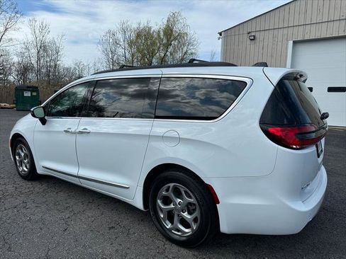 Certified 2023 Chrysler Pacifica Limited FWD image 17