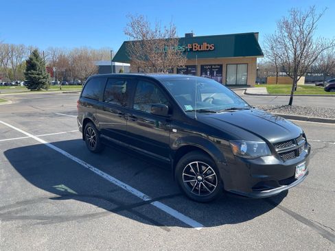 Used 2014 Dodge Grand Caravan SE image 2