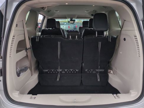 Used 2024 Chrysler Pacifica Touring-L image 25