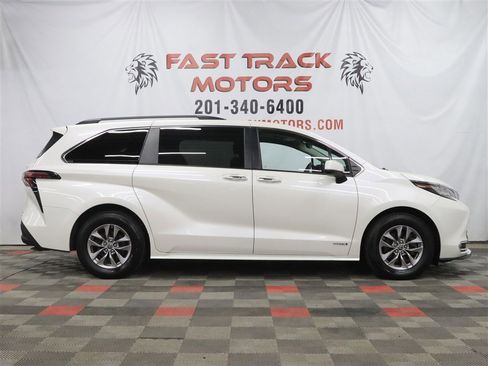 Used 2021 Toyota Sienna XLE w/ XLE Plus Package AWD/4WD image 4