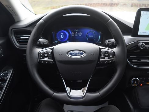 Used 2022 Ford Escape Titanium w/ Class II Trailer Tow Package image 4