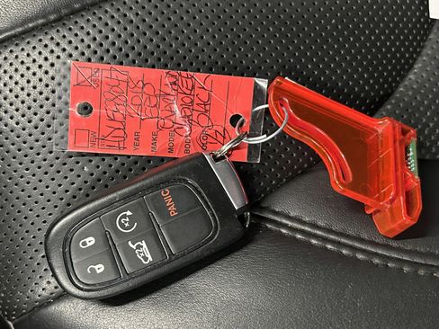 Used 2018 Jeep Cherokee Overland w/ Technology Group image 38