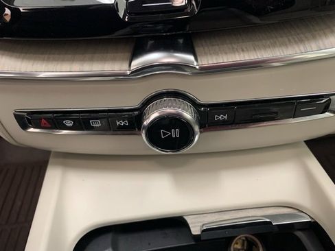 Certified 2022 Volvo XC60 B6 Inscription w/ Advanced Package image 17
