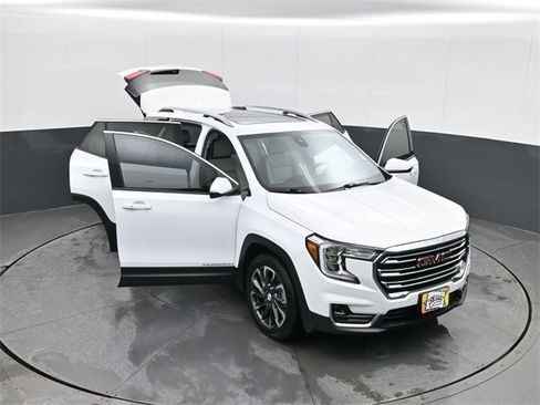 Used 2024 GMC Terrain SLT image 29