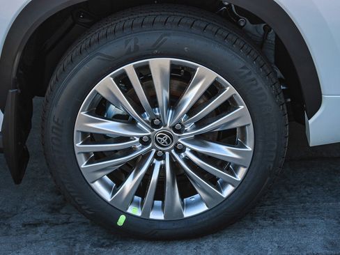 New 2026 Toyota Highlander Platinum AWD/4WD image 12