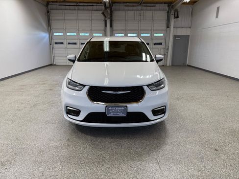 Used 2023 Chrysler Pacifica Touring-L FWD image 3